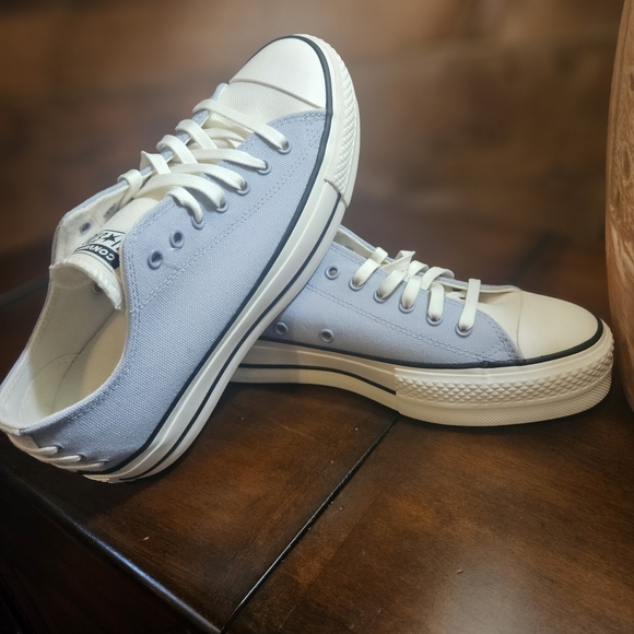 Converse Lavender and White Low-Top Sneakers - Picture 4 of 8
